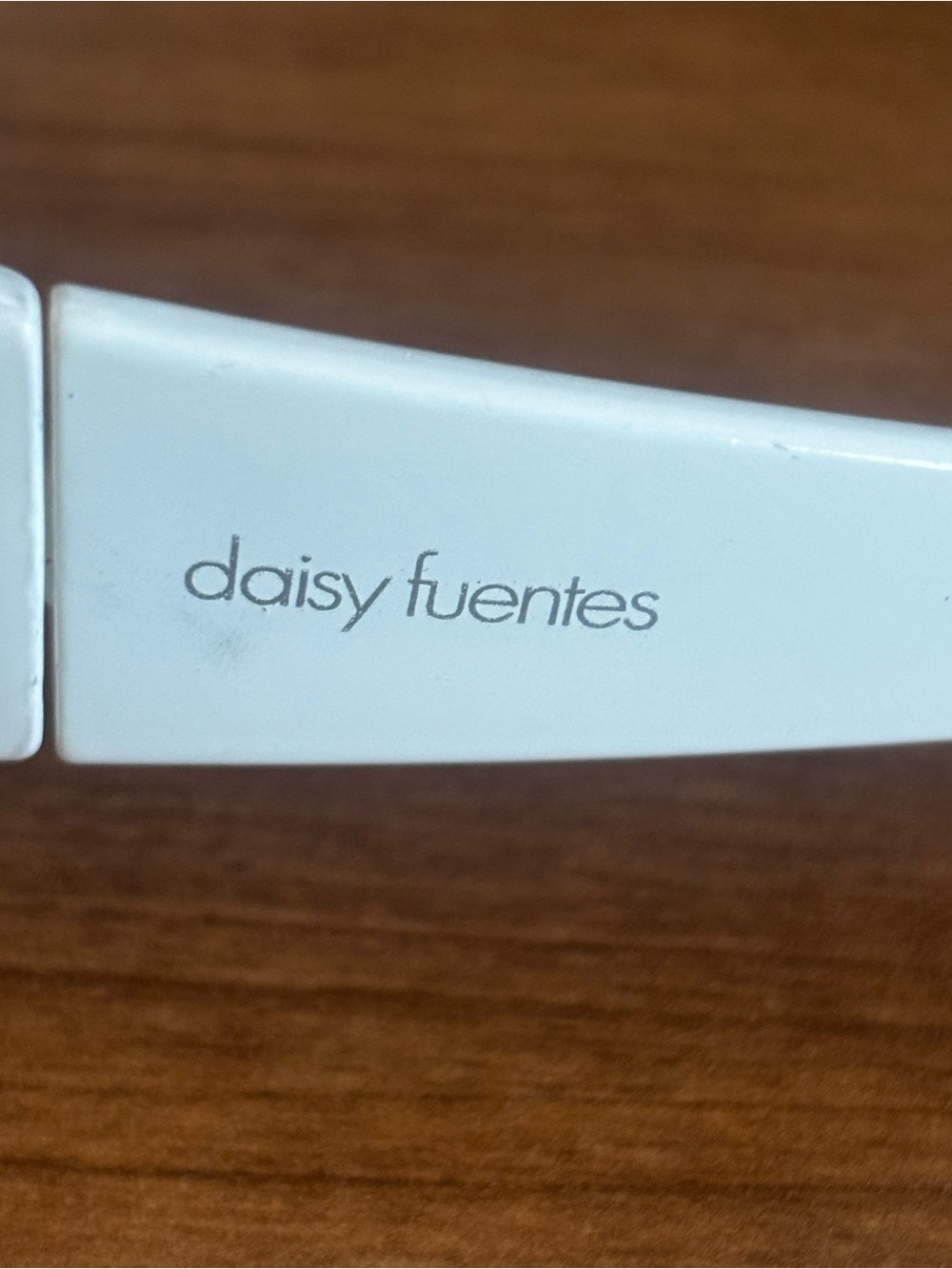 Daisy Fuentes white wrap-around sunglasses vintage Y2K-style - Picture 5 of 12